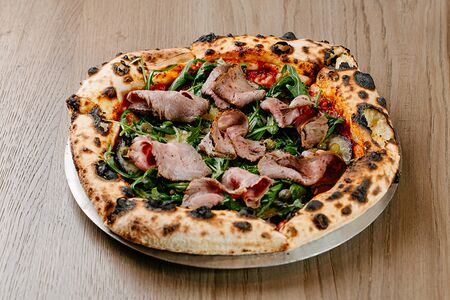 Пицца с нежным ростбифом и баклажанами