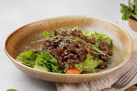 Салат с телятиной в соусе демиглас