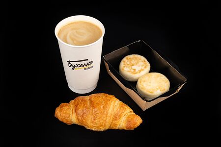 Капучино, сырники, круассан на сливочном масле