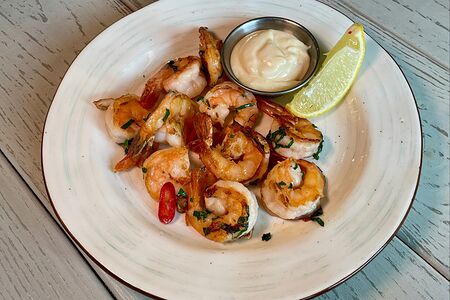 Дюжина жареных креветок со сладким чили
