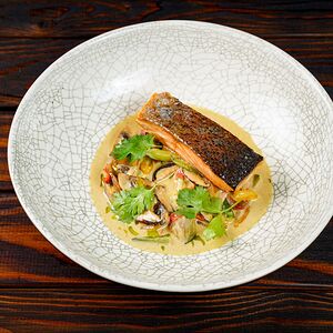 Филе лосося на подушке из брокколи