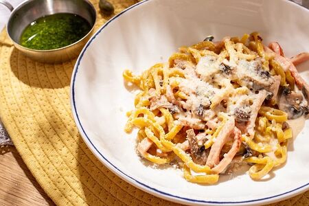 Домашние тальятелле с ветчиной и грибами