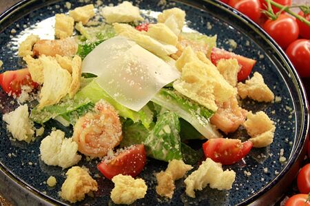 Цезарь с тигровыми креветками