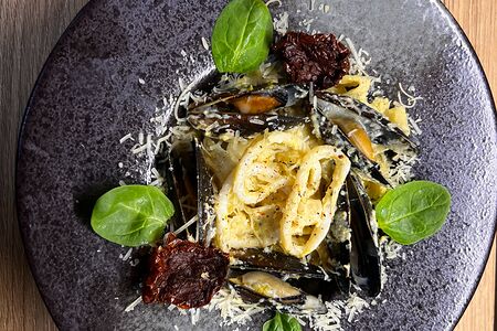 Спагетти Black с осьминогом и мидиями