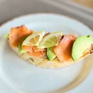 Брускетта с лососем и авокадо