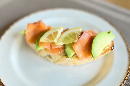 Брускетта с лососем и авокадо