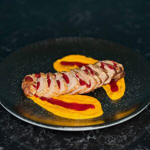 Утиная грудка с морковным пюре и ягодным конфи