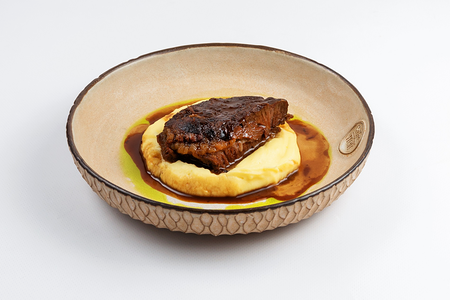 Говяжья щека с трюфельным пюре и соусом Порто