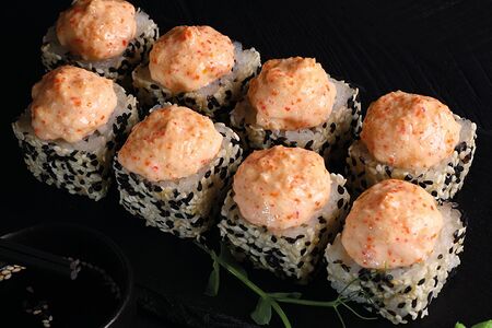 Запечённый ролл Калифорния в кунжуте