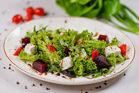 Салат с запеченной свеклой и сыром фета