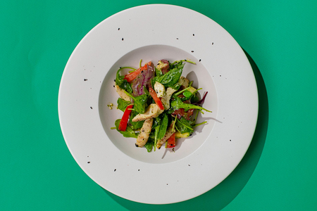 Салат с индейкой цукини и песто