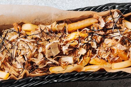Картофель фри с тунцом, нори и соусом спайси