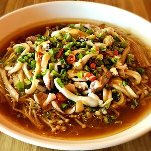 Острые кальмары на пару с грибами и соевым соусом