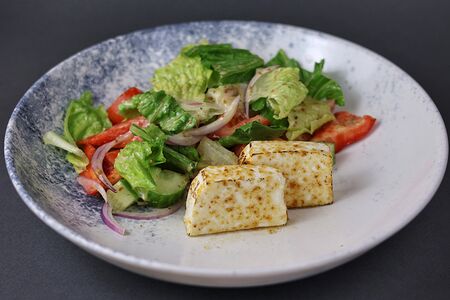 Овощной салат с карамелизированным сыром