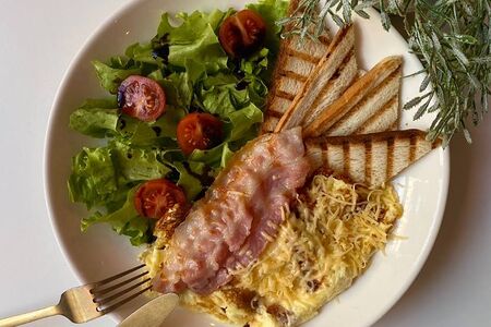 Омлет с беконом и сыром