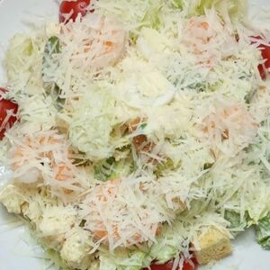 Салат Цезарь с креветками
