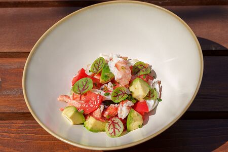 Салат с крабом, авокадо и томатами