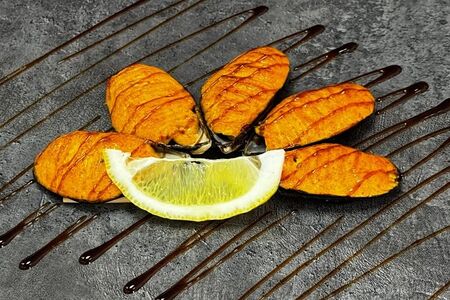 Запечённые мидии под спайси-соусом