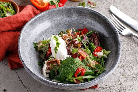 Салат с печеным беконом, паприкой и моцареллой