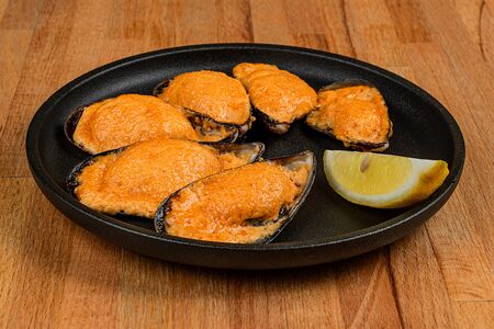 Мидии, запечённые под острым соусом