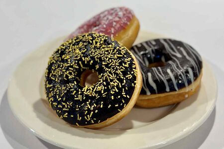 Донат с шоколадом и бананом