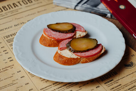 С сервелатом и огурцом