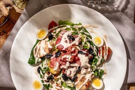 Салат с куриным филе, беконом, картофелем и томатами конфи