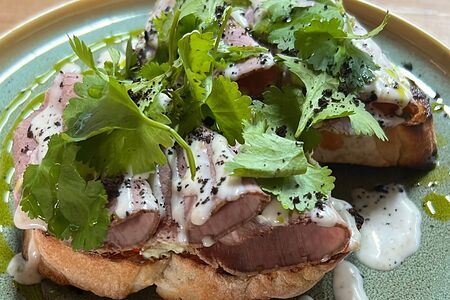 Брускетта с говядиной и лечо