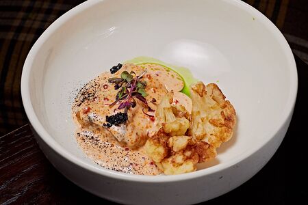 Треска в угольных сливках с тремя видами икры