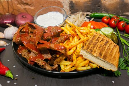 Кебаб на тарелке с фри