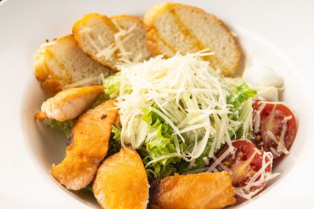 Салат Цезарь с лососем