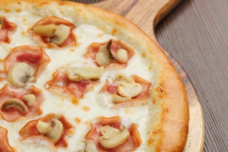 Пицца с курицей и грибами