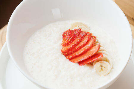 Сливочная рисовая каша с бананом и свежей клубникой