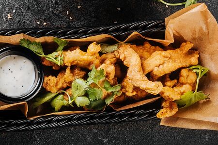 Хрустящее куриное филе с соусом блю чиз