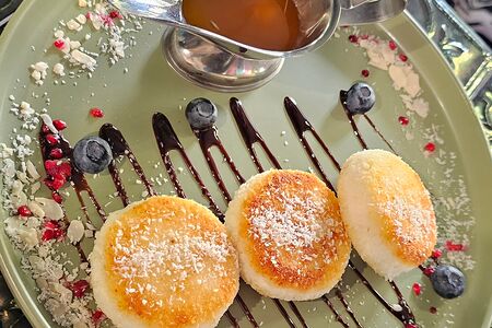 Сырнички из рикотты в кокосовой стружке