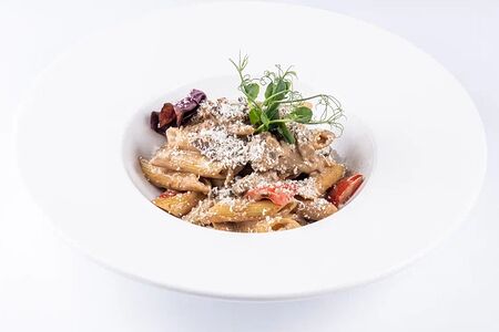 Пене с телячьими щечками и грибами в сливочном соусе