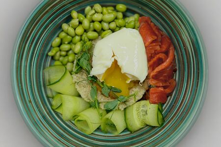 Боул с киноа и лососем