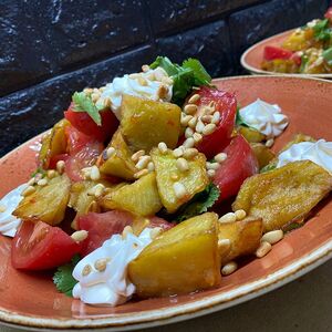 Салат из печеных баклажанов со сливочным сыром и кедровыми орехами 