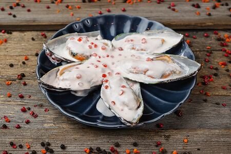 Мидии в сливочно-икорном соусе