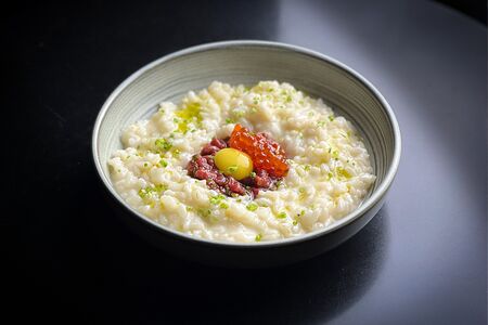 Ризотто с тартаром из говядины, пармезан, красная икра, трюфельное масло