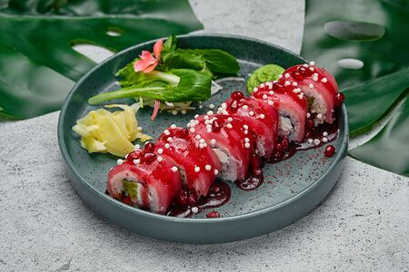 Ролл с тунцом, снежным крабом и гранатовым соусом
