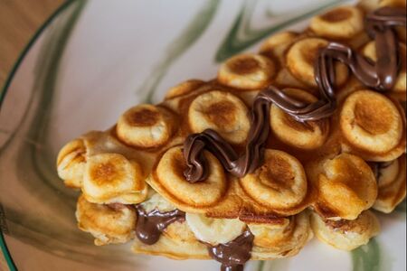 Гонконгская вафля с бананом и шоколадной пастой