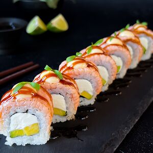 Ролл с опаленным лососем и манго