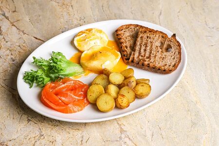 Яйцо пашот с лососем