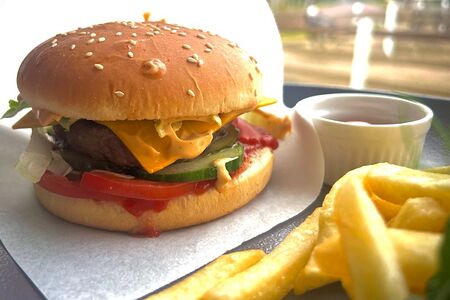 Бургер куриный с картофелем фри