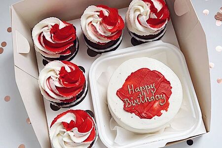 Комбо-набор бенто и капкейки С днём рождения красный бархат с клубникой 