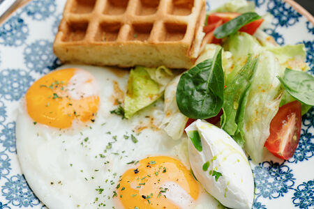 Глазунья с салатом и вафлей