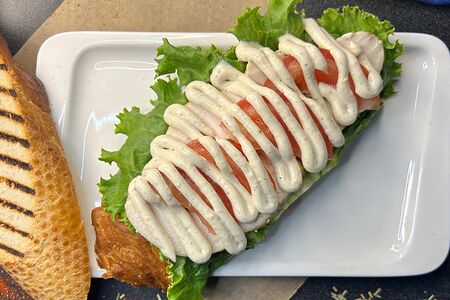 Брускетта с цыпленком и соусом Цезарь