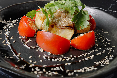 Азиатский салат с угрем, томатами и баклажанами