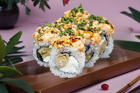 Острый ролл с креветками и японским омлетом